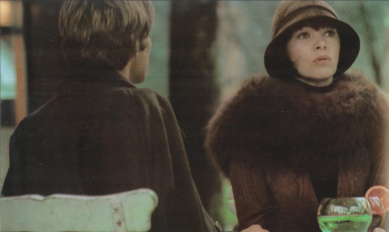 Glenda Jackson y Helmut Berger en una iglesia romantica
