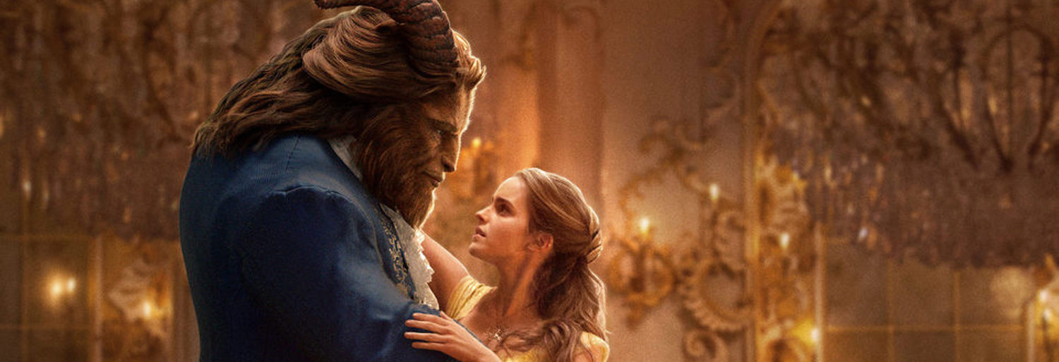 La Bella y La Bestia se miran durante el film de 2017